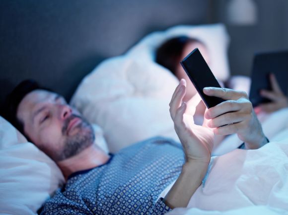 Cosa succede se guardiamo il telefono prima di andare a dormire?