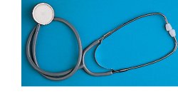 FONENDOSCOPIO LEGGERO PIATTO CON MEMBRABA ARCHETTO BIAURICOLARE PER AUSCULTAZIONE CON MOLLA ESTERNA - maxifarmacia.it
