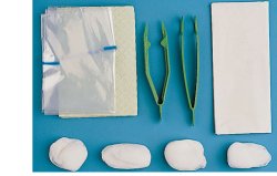 SET PER MEDICAZIONE MEDIUM CONTENENTE PINZA AD ANELLI, PINZA ANATOMICA, 4 TAMPONI, SACCHETTO DI CARTA PER RESIDUI, TELO IMPERMEABILE/ASSORBENTE, 2 GUANTI IN LATTICE - maxifarmacia.it
